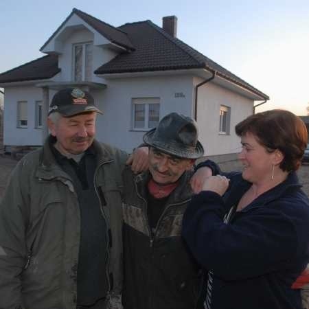 Jan Horodecki (w środku) z Jolantą i Ireneuszem Drzewieckimi przed ich nowym domem.