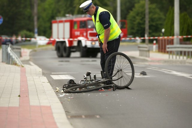Na ulicy po wypadku leżał roztrzaskany rower, który prowadził mężczyzna przechodzący przez przejście dla pieszych.