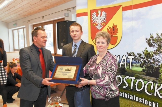 Mariusz Wnorowski (w środku) ma najładniejsze i najbezpieczniejsze gospodarstwo w powiecie białostockim