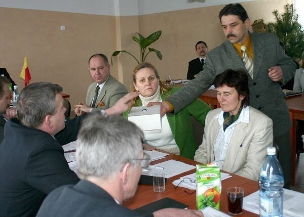 Radni w tajnym głosowaniu opowiedzieli się za pozostawieniem Andrzeja Flisa na stanowisku przewodniczącego Rady Gminy w Jarocinie.