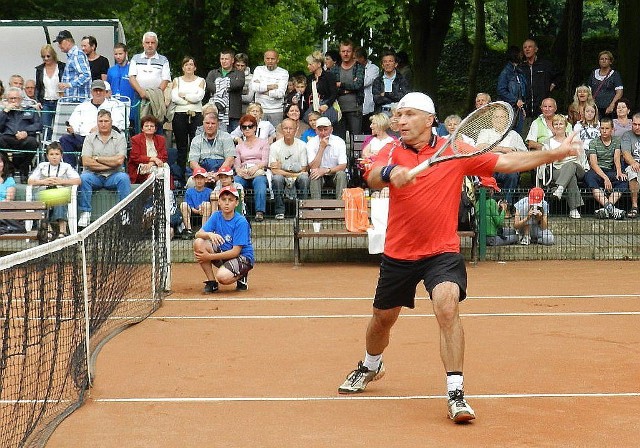 Kabareciarz Grzegorz Poloczek wygrał ubiegłoroczny, XII Morski Turniej Tenisowy Gwiazd w Świnoujściu. Wystąpi także w tegorocznych rozgrywkach. Tym razem jednak w deblu