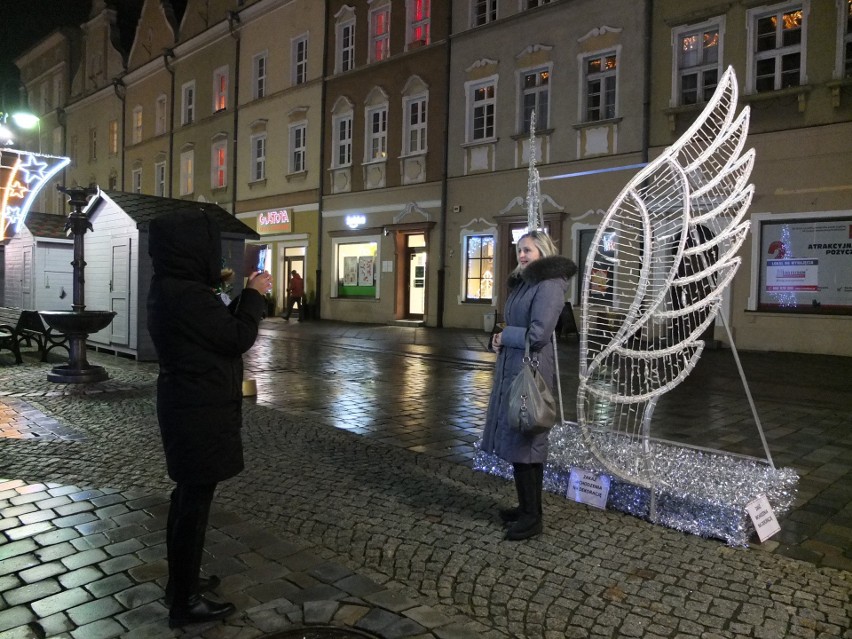 Nowe ozdoby świąteczne w centrum Opola. Bombka, bałwanek, anielskie skrzydła [zdjęcia]