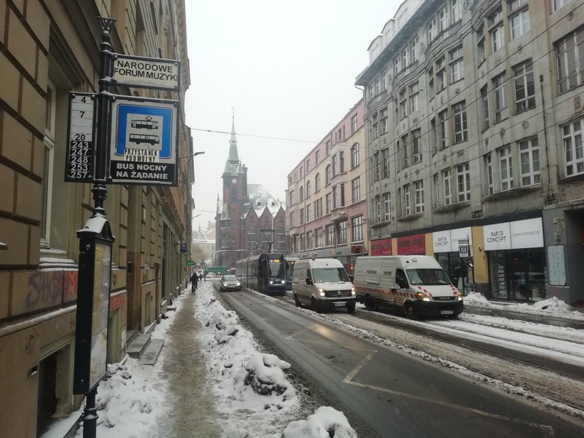 Atak zimy we Wrocławiu. Znów białe drogi i utrudniony...