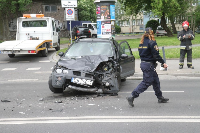 Wypadek na Swobodnej. Droga zablokowana [ZDJĘCIA]