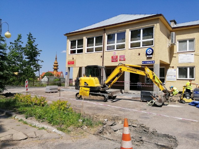 Zmienia się otoczenie budynku Urzędu Miasta i Gminy w Koprzywnicy. Największą zmianą jest budowa parkingu przed wejściem do budynku.