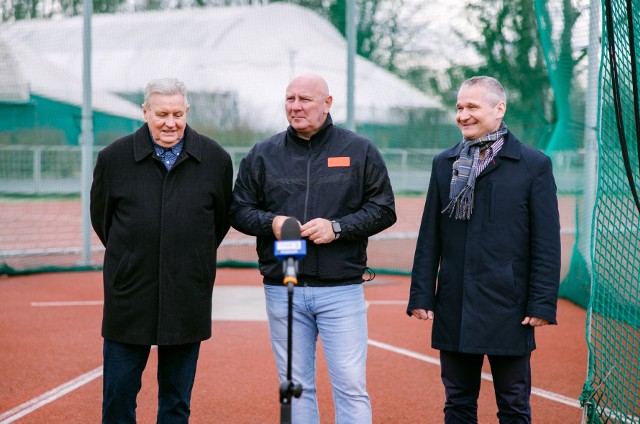 Tadeusz Osik, wiceprezes PZLA, Szymon Ziółkowski, jedyny mistrz olimpijski z Wielkopolski i Jędrzej Solarski, wiceprezydent Poznania podczas wtorkowej konferencji na rzutni stadionu na Golęcinie