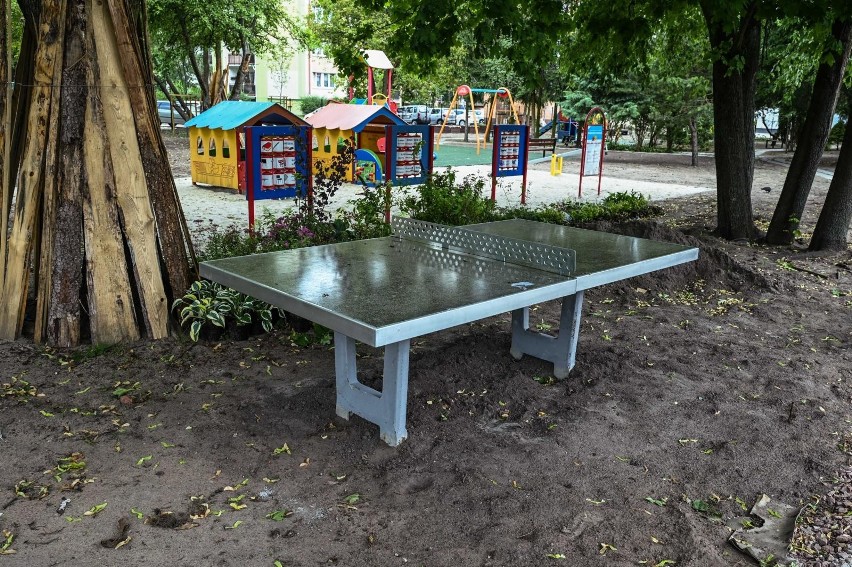 W parku kieszonkowym już stoi stół do gry w tenisa...