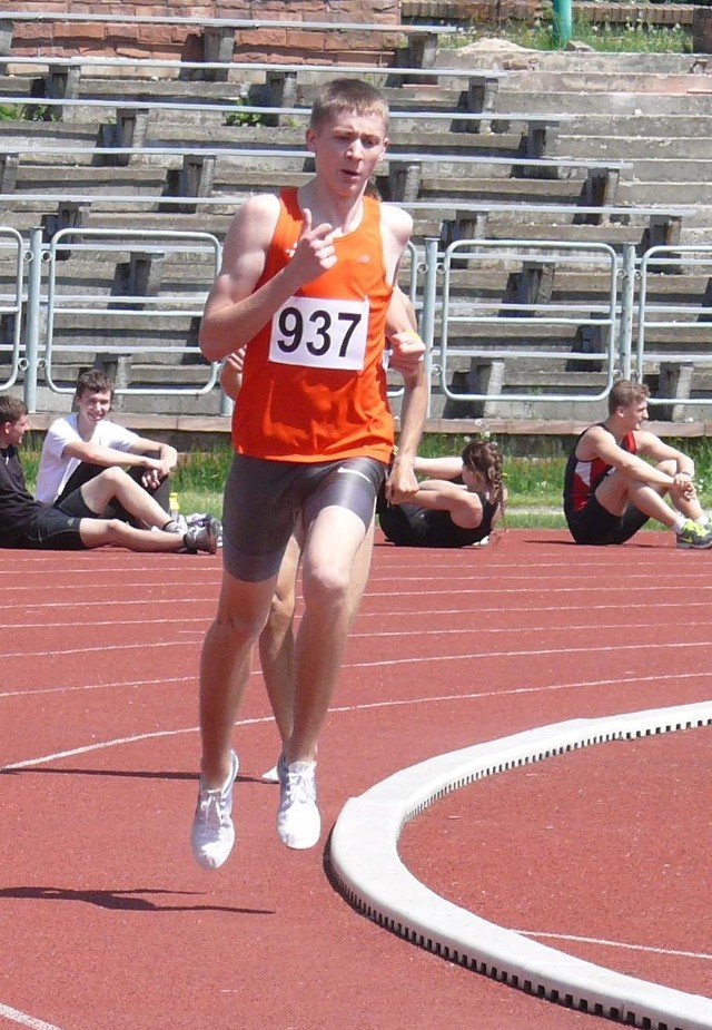 Mateusz Borkowski z Ludowego Klubu Biegacza Rudnik zdobył złoty medal w biegu na 1500 metrów. 