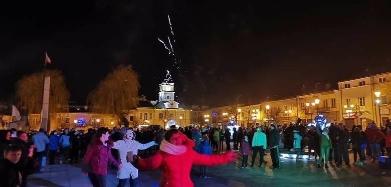 Tak mieszkańcy Grójca witali Nowy Rok na placu Wolności.