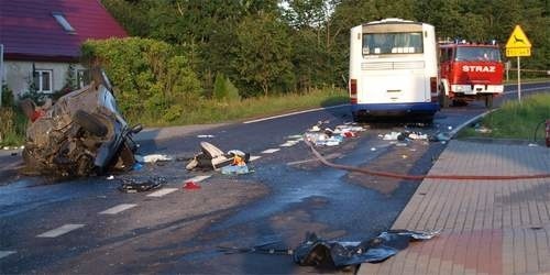 Na trasie Koszalin - Bobolice doszło do masakry. Dwie osoby zginęły w golfie.