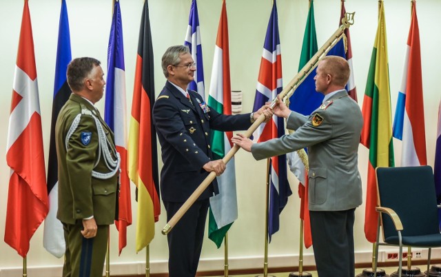 Wczoraj odbyła się ceremonia przekazania obowiązków dowódcy Centrum Szkolenia Sił Połączonych w Bydgoszczy. Dotychczasowy dowódca - generał brygady Wojciech Grabowski zakończył swoją kadencję i przekazał obowiązki następcy - generałowi dywizji Wilhelmowi Grünowi z Niemiec. Nowy dowódca odebrał je z rąk gen. Denisa Merciera, naczelnego Sojuszniczego Dowódcy ds. Transformacji, który wczoraj – po raz kolejny – gościł w bydgoskim Centrum.