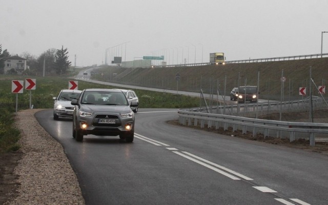 Taką wąską drogą trzeba jechać, aby dostać się - jadąc od strony Radomia - na trasę ekspresową numer 7.