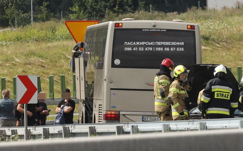 Wypadek na skrzyżowaniu A4 i S3. Ukraiński autobus najechał na forda. Dwie osoby ciężko ranne