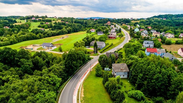 Poprawiło się bezpieczeństwo pieszych przy DW 964 w Raciborsku i Koźmicach Małych (gmina Wieliczka). Budowa tam chodnika, zatok przystankowych i innej drogowej infrastruktury, kosztowała ponad 920 tys. zł