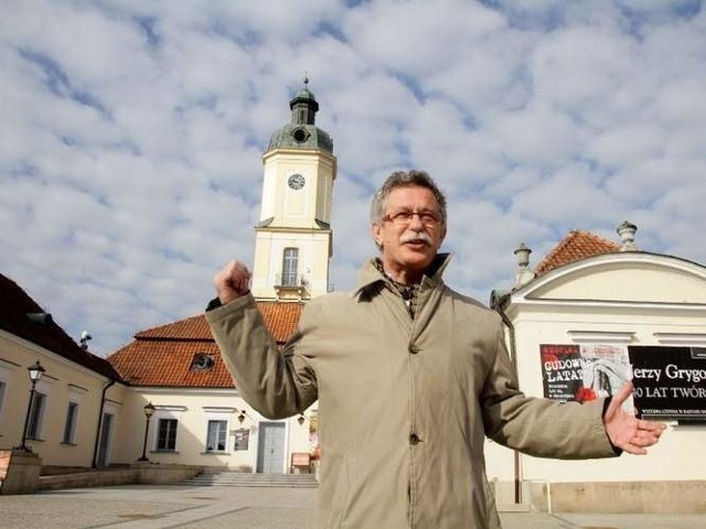 Andrzej Lechowski, dyrektor Muzeum Podlaskiego na tle białostockiego Ratusza.