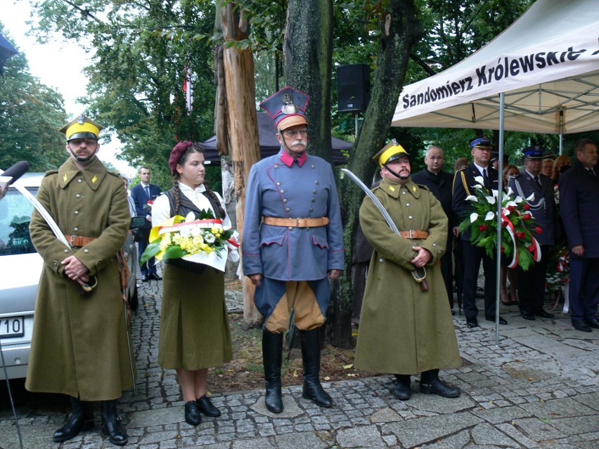 W Sandomierzu upamiętniono 81. rocznicę wybuchu II Wojny Światowej. Przed pomnikiem 2. Pułku Piechoty Legionów i 4. Pułku Saperów [ZDJĘCIA]