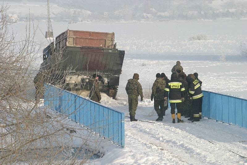 Wojsko wyciąga z lodu wojskowy transporter