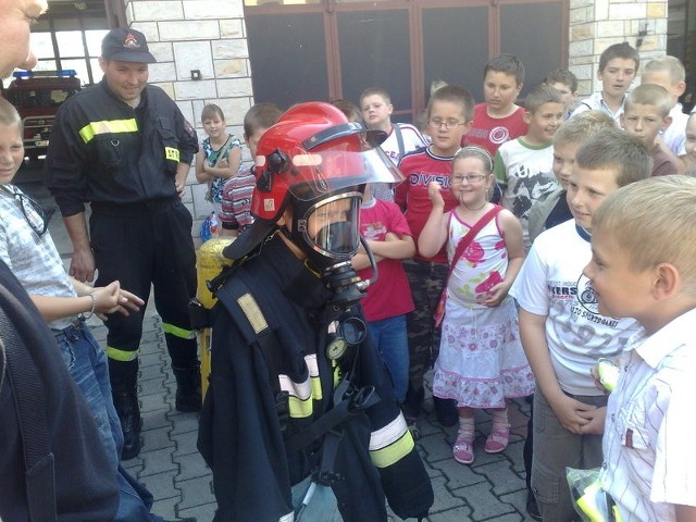 Straż pożarną w Szydłowcu odwiedzili między innymi uczniowie z Publicznej Szkoły Podstawowej w Pawłowie, którzy mieli okazję przymierzyć strój strażacki, używany w akcji.