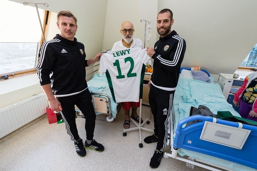 Piłkarze odwiedzili dzieci w szpitalu na Borowskiej (ZDJĘCIA, FILM)