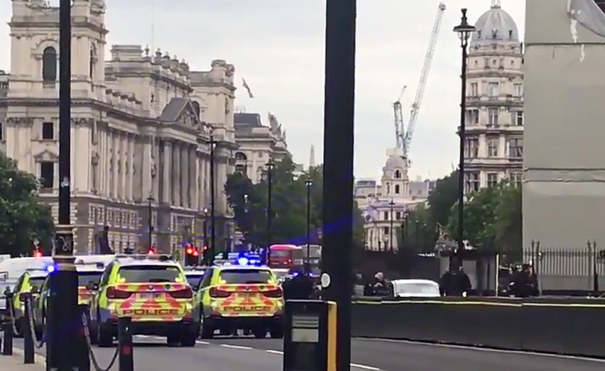 Samochód wjechał w barierki przed parlamentem w Londynie