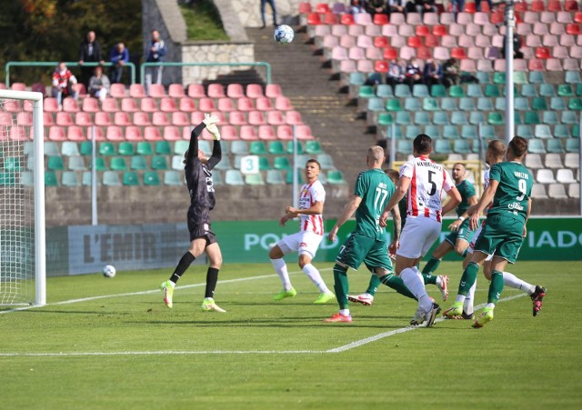 Apklan Resovia (w "pasiakach") potrafiła wywieźć trzy punkty ze Stadionu Ludowego.