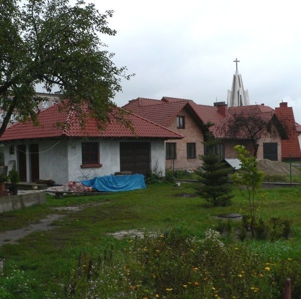 Rzeczoznawcy potwierdzają, że chętniej kupuje się w działki w mieście niż w podmiejskich miejscowościach. Na zdjęciu nowe domy, które powstają tuż za zespołem szkół ogólnokształcących w Stalowej Woli.