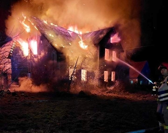 Pożar wybuchł o godz. 3.30 w budynku mieszkalnym w Solnikach (powiat nowosolski, gmina Kożuchów). Strażacy walczyli z ogniem do samego rana. KSRG OSP Kożuchów udostępniła na swoim profilu na Facebooku relację z miejsca zdarzenia.