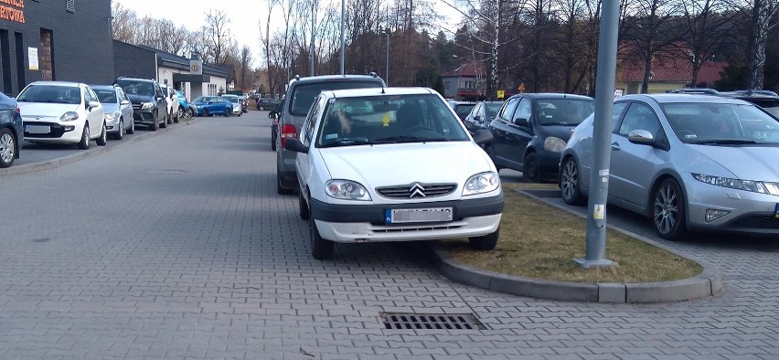 Kraków. Mistrzowie parkowania przechodzą samych siebie [ZDJĘCIA]
