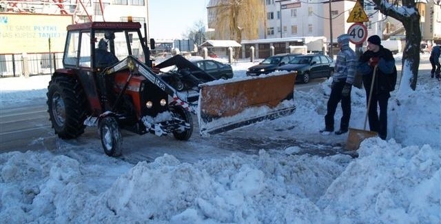 W usunięciu sporych górek śniegu z parkingów pomagają...