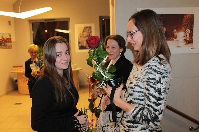 Agata Czarnowska z lewej. Gratulacje składa jej Magdalena Walenczak z Centrum Informacji Turystycznej w Czersku
