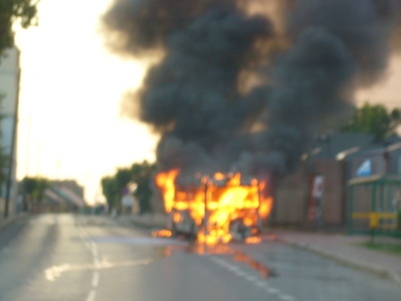 Miejski autobus zapalił się podczas jazdy na drodze w Ćmielowie (zdjęcia)