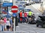 Wypadek przy Pasażu Grunwaldzkim we Wrocławiu. Kierująca peugeotem kobieta nie zauważyła motocykla [ZDJĘCIA]