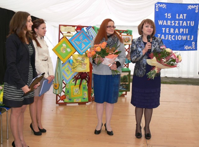 Z kwiatami przyjechała także Ewa Kędzierska (z prawej), kierownik Powiatowego Centrum Pomocy Rodzinie w Tarnobrzegu, dla której ta rocznica ma szczególne znaczenie.
