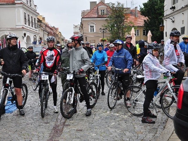 Uczestnicy pielgrzymki wyruszyli z kościoła pod wezwaniem Podwyższenia Krzyża Świętego w Sandomierzu. Potem zatrzymali się jeszcze na chwilę na Rynku Starego Miasta.