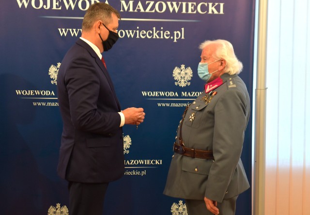 Złoty Krzyż Zasługi wręczył księdzu Stanisławowi Drągowi wicewojewoda mazowiecki, Artur Standowicz.