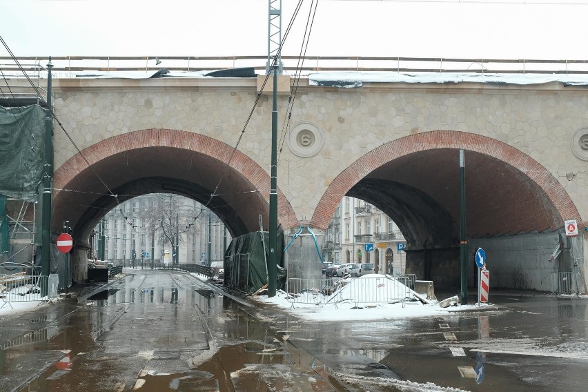 Kraków. Kończą układać elewację na wiadukcie kolejowym nad ulicą Grzegórzecką [ZDJĘCIA] 