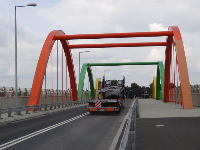 Tak wygląda ruch pojazdów na starym wiadukcie w Swarzędzu znajdującym się w ciągu ulicy Polnej oraz na nowo wybudowanym , który łączy drogę nr 92 z ul. Rabowicką