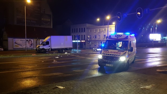 Do wypadku doszło w sobotę, 2 lutego, na skrzyżowaniu ulic Reja, Moniuszki, Fabrycznej i Al. Konstytucji 3 Maja. Ciężarówka uderzyła w bok seata.Kierujący dostawczym iveco jechał al. Konstytucji 3 Maja w kierunku ul Długiej. Z ulicy Reja na skrzyżowanie wjechał seat. Wtedy doszło do zderzenia. Iveco uderzyło w bok seata. Siła uderzenia była tak duża, że seat wypadł ze skrzyżowania i zatrzymał się obok jednego z budynków.Strażacy aby uwolnić kierowcę z wraku musieli rozcinać karoserię. Mężczyzna został przewieziony do szpitala. Jest ciężko ranny. Droga została zablokowana.