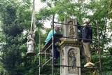 Gmina Wieliczka. XIX-wieczna kapliczka z Grajowa pojechała do renowacji [ZDJĘCIA]