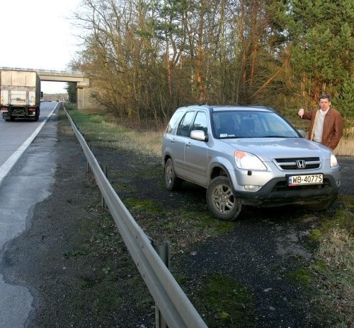 Marcin Majewski pokazuje, gdzie powinna być droga łącząca autostradę z ulicą Tczewską.