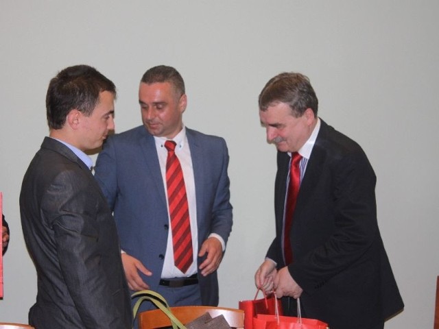 Burmistrz Vinicy w Emil Donchev (w środku) wręczył prezydentowi Kielc Wojciechowi Lubawskiemu paczkę z suwenirami.