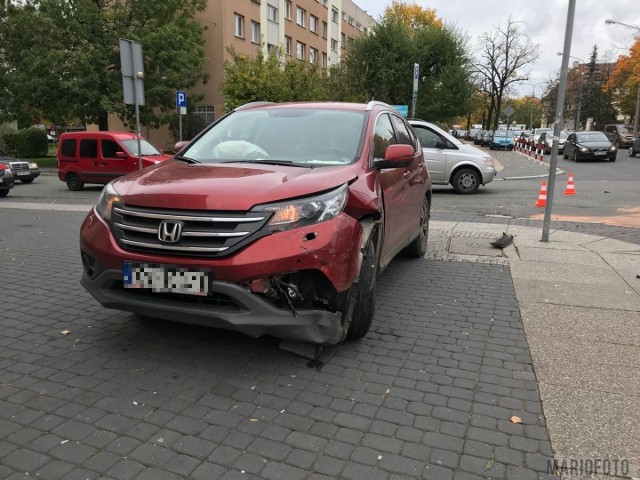 Kierujący toyotą avensis wymusił pierwszeństwo przejazdu na kierowcy hondy CRV. Doszło do zderzenia, na szczęście nikt nie ucierpiał. Sprawca kolizji został ukarany 300-złotowym mandatem. Informację o kolizji policja otrzymała o godz. 13.40.Opolskie info [6.10.2017]