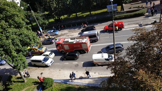 Do wypadku doszło na skrzyżowaniu ulic 25 Czerwca i Kelles - Krauza. Są duże utrudnienia w ruchu, na miejscu pracują służby.