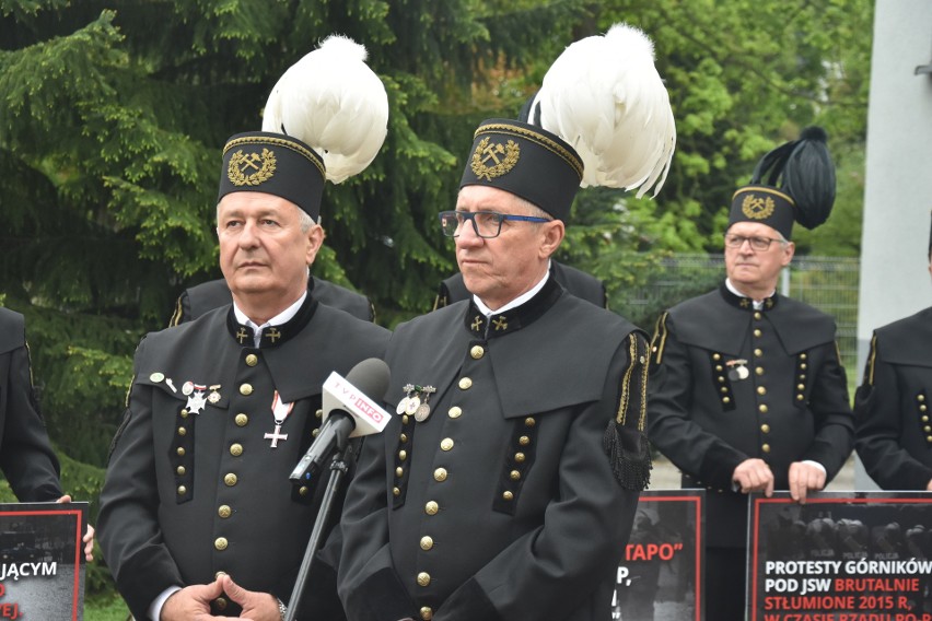 Pozew przeciwko Donaldowi Tuskowi został złożony przez...