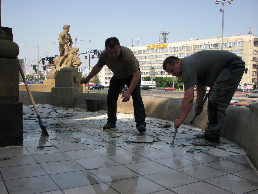 Wroclaw: Rozpoczął się remont fontanny na placu Jana Pawła II (ZDJĘCIA)