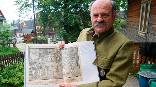 Tomasz Krzyżanowski prezentuje rycinę Ignatza de Blumenfelda