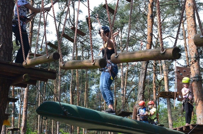 Majówka nad ziemią i w jeziorze. Emocje w parku linowym i wypoczynek na plaży