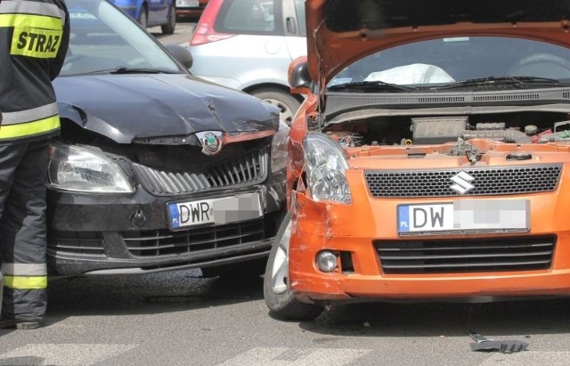 Mężczyzna wsiadł za kierownicę pojazdu mając blisko 1,5 promila alkoholu w organizmie. W trakcie jazdy uderzył w dwa zaparkowane samochody.