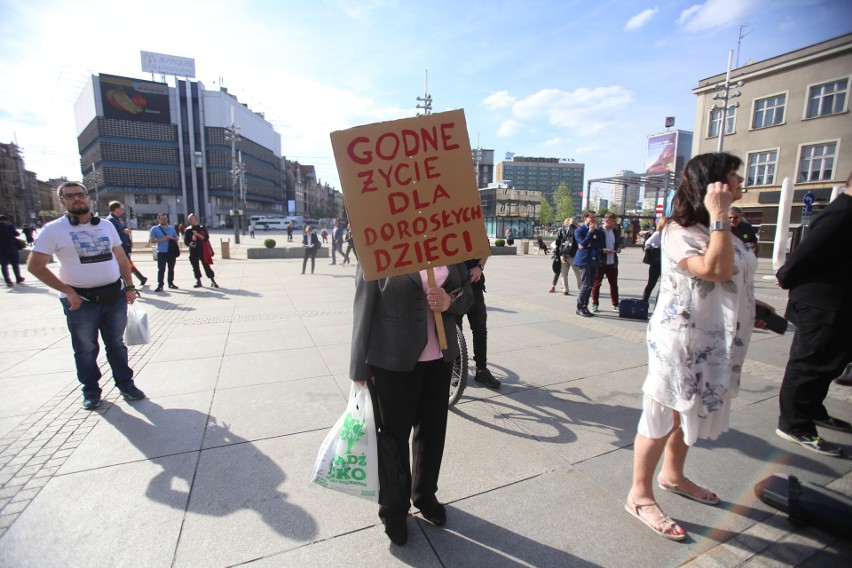 Protestujący w Katowicach chcieli wyrazić poparcie dla osób...