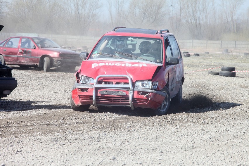 Destruction Derby Krk: wyścigi samochodowe w Krakowie [ZDJĘCIA]